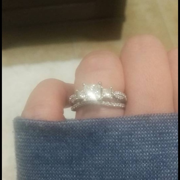 VERRAGIO Engagement Ring Princess cut 3 stone size 6.5. 6,500 for the ring. - Picture 15 of 15